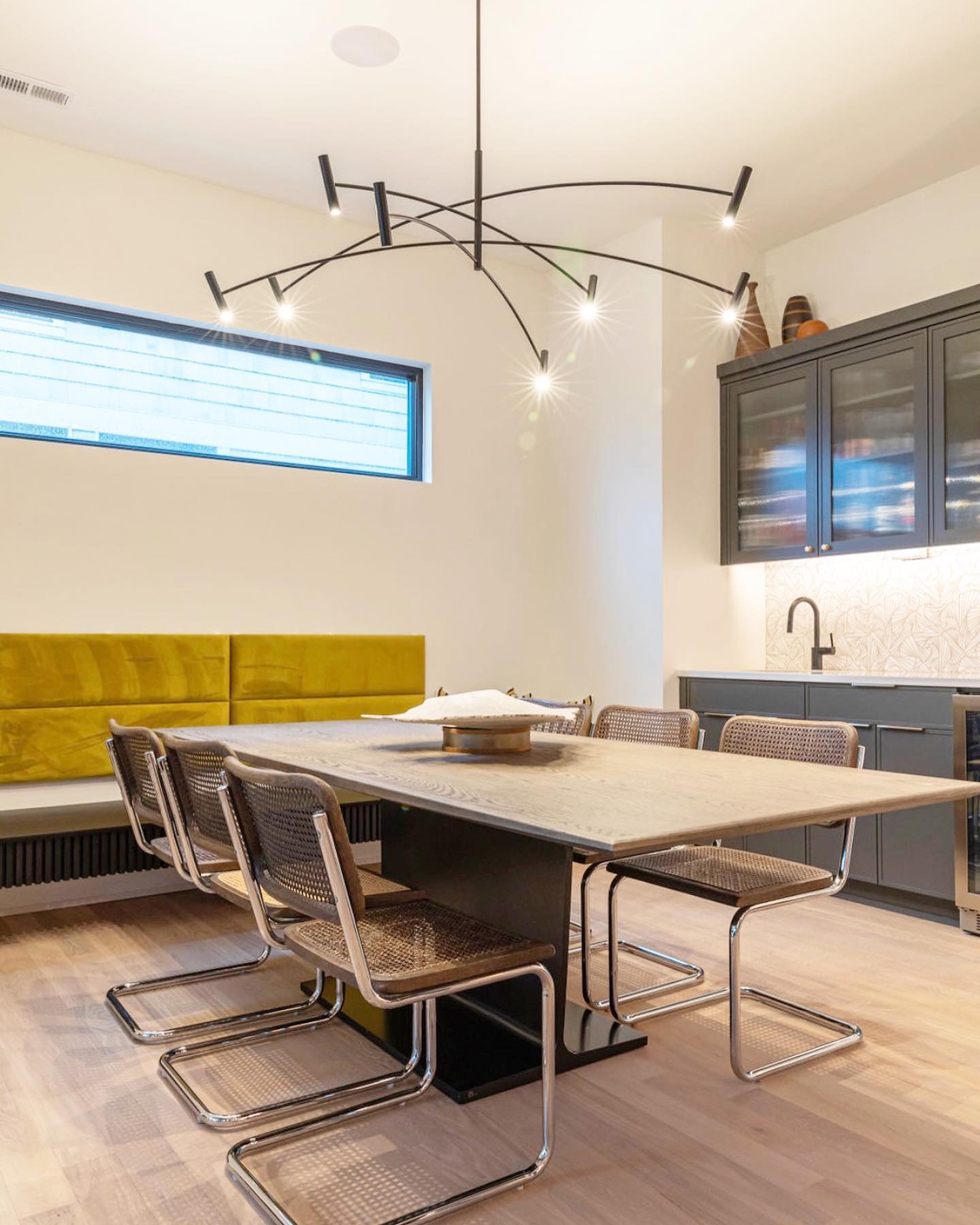 #interiordecor #malugrasso #malugrassodecor #interior #decor #details #livingroom #livingspace #integratedliving #integratedspaces #charlotte #charlotteinteriordesigners #diningroom #dinner #dinnerparty
