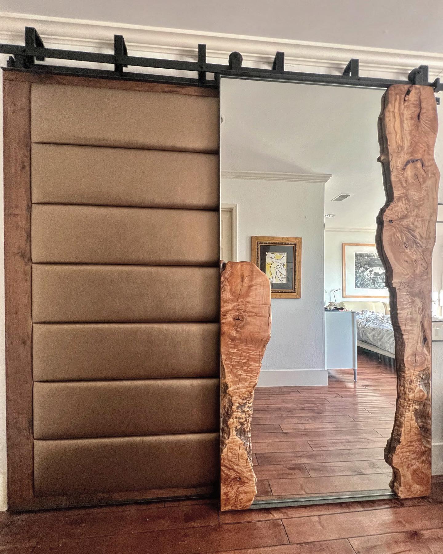Oh yeah …. my closet doors 🤎🤎🤎#statuswood #barndoors #closetdoors #mirrordoor #liveedgemirror #vantpanels #barndoorbypass #customdoors #doors #homedecor #liveedgewood