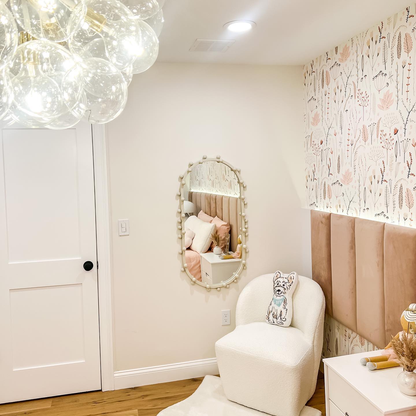 Projeto de Interiores residencial - Quarto da filha.

Um cantinho desse projeto lindo e delicado. 
Esse projeto inclui desenhos de mobiliário, iluminação e decoração. Tudo pensado com muito carinho para esse quarto de menina. 💗

Aguarde que vem mais por aí! ✨

—————————-

Interior design Project - Daughter's room.

 A little corner of this beautiful and delicate project.
 This project includes furniture, lighting and decor items. 💗

 Stay tuned for more! ✨

 —————————-

#nbinteriors #homedecor #interiordesign #girlbedroom #pinkdecor #projetodeinteriores #projetoresidencial #quartomenina #decoracaoinfantil #toddlerbedroom #toddlerbedroomdecor