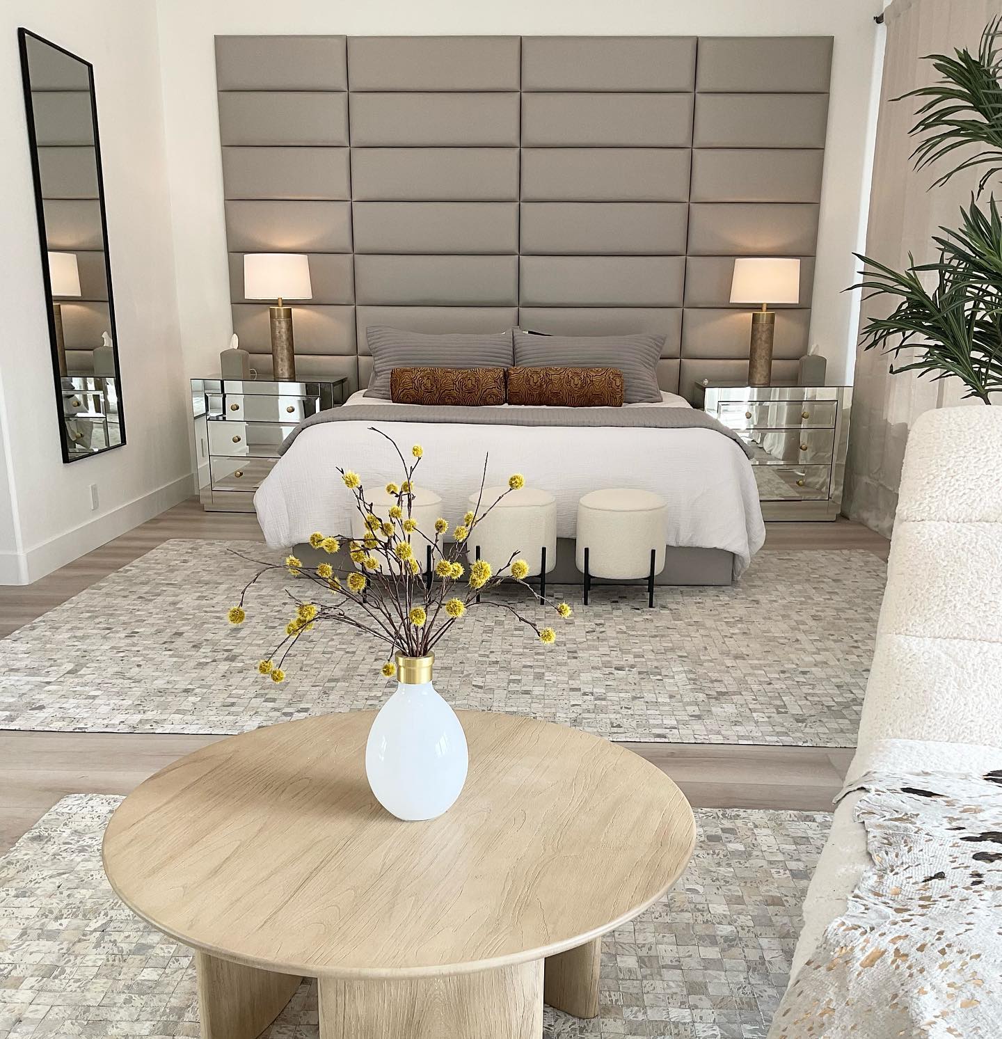 It is all about the details in this beautiful completely remodeled house
#design#designer#interiordesign #interiordesigner #luxury #luxurydesign #luxuryhomes #luxuryrealestate #remodeling #remodel #redesign #staging #staginghomes