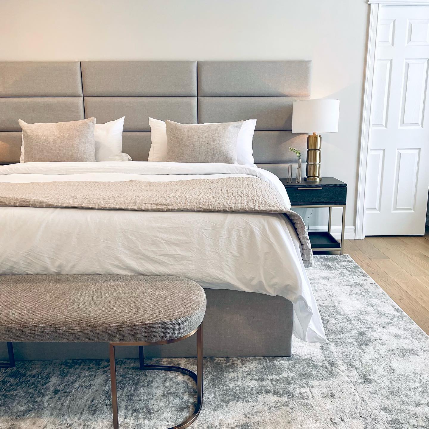This master bedroom underwent some serious changes. The only thing my client asked for was to create an oasis, a « hotel vibe »